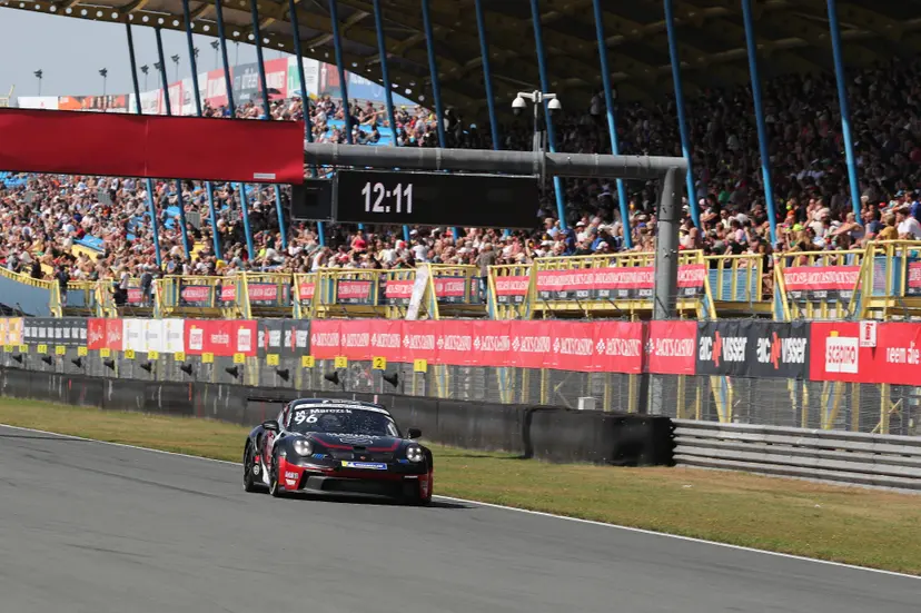 Milan_Marczak_wint_Porsche_Carrara_Benelux_voor_een_volle_tribbune_in_Assen