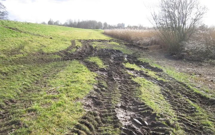 dijkschouw rijspoorschade aan dijk verkleind