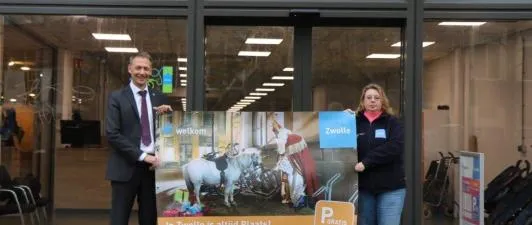 171116 wethouder michiel van willigen en sandra medewerker bij fietsenst