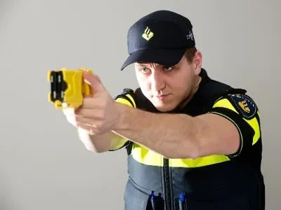 agent richt taser stroomstootwapen