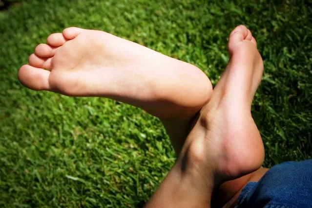 bare feet 1440163 639x424