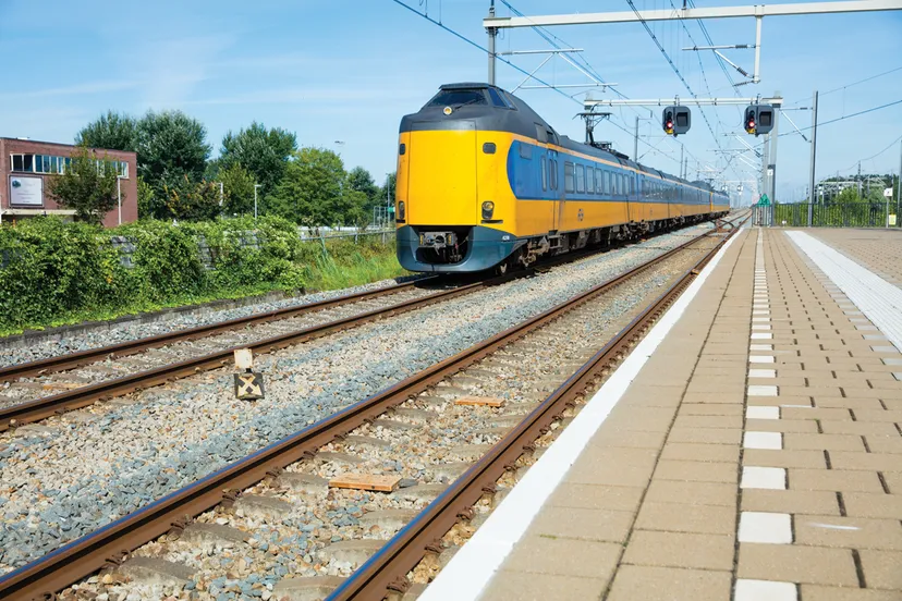 ertms balise tussen het spoor op het baanvak amsterdam utrecht op station abcoude 1280x853px e nr 6543