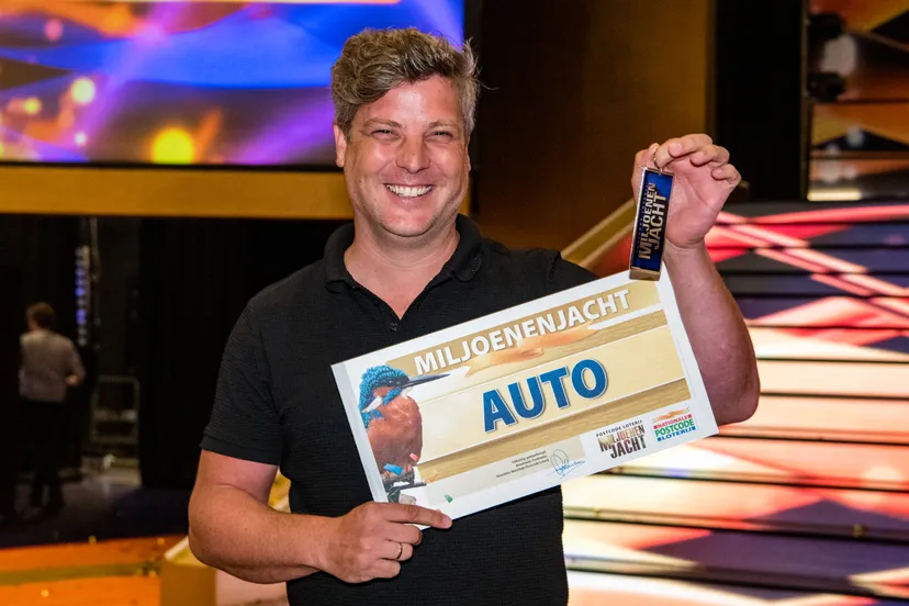 jeroen uit zwolle wint gloednieuwe bmw bij postcode loterij miljoenenjacht
