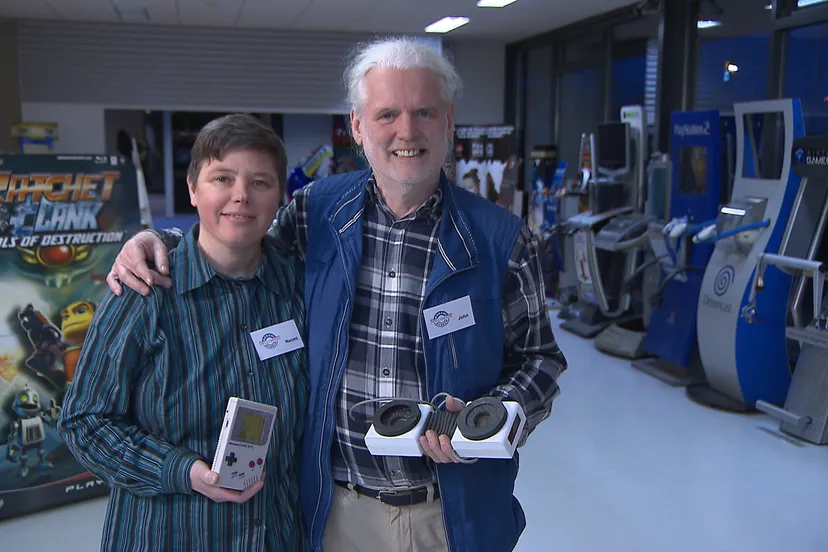 john en naomi uit zwolle met hun verzameling spel computers