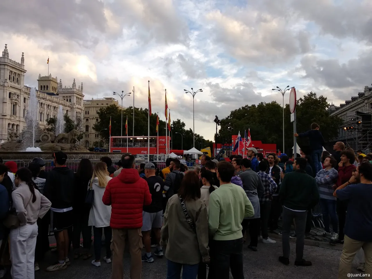 Grupo de personas en Cibeles sin visibilidad a las pantallas de la Vuelta.