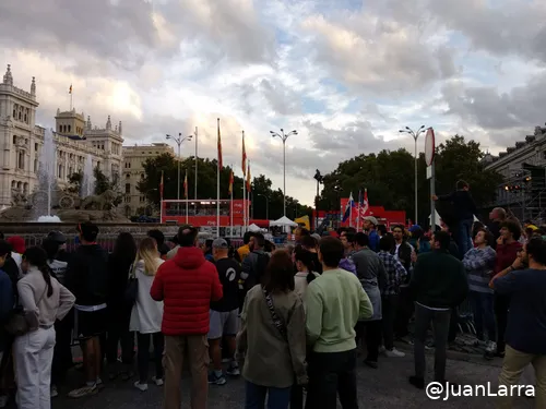 Grupo de pessoas em Cibeles sem visibilidade para os ecrãs da Vuelta.