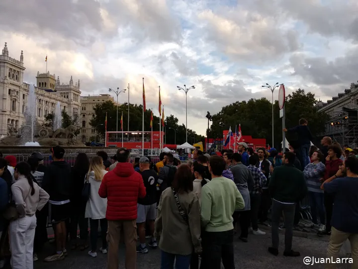 Grupo de pessoas em Cibeles sem visibilidade para os ecrãs da Vuelta.