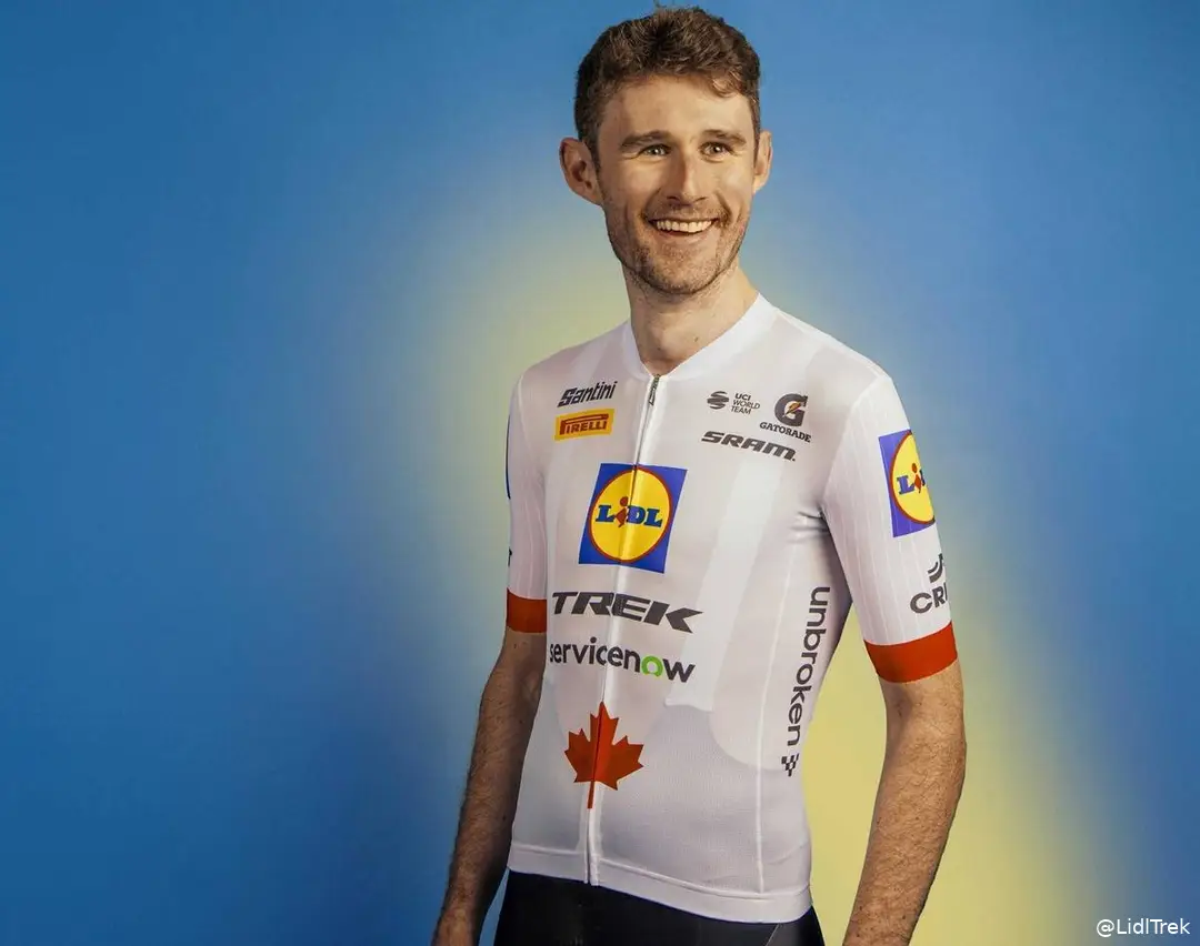 Derek Gee, posando con su nuevo maillot de Lidl-Trek.