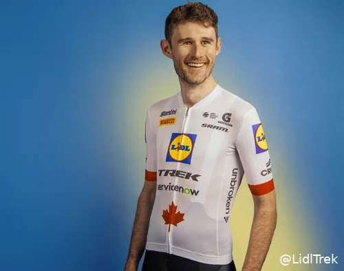 Derek Gee, posando con su nuevo maillot de Lidl-Trek.