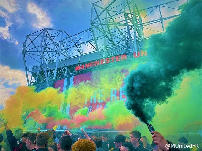man united les supporters envahissent old trafford e0yuokcxmaemgry 313085