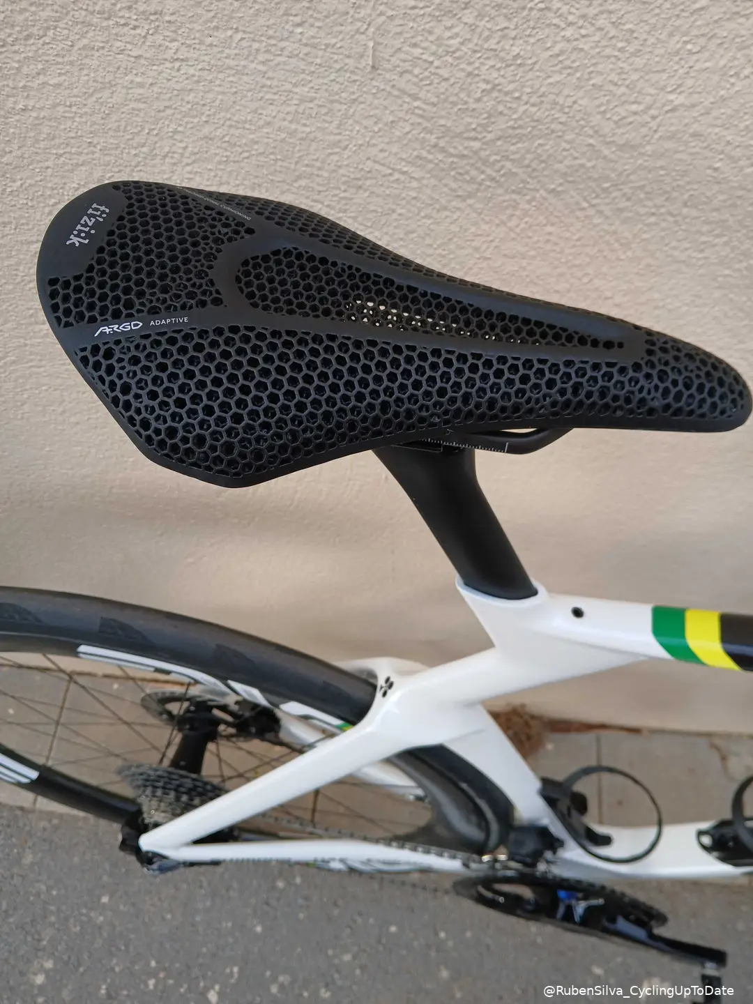 Although Fizik becomes a team sponsor from 2025 onwards, it's saddle was already present on Tadej Pogacar's new bike on the 10th December. @RúbenSilva_CyclingUpToDate