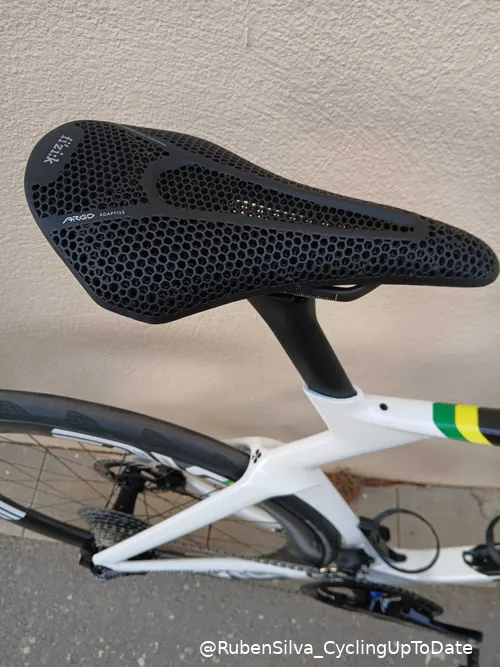 Aunque Fizik se convierte en patrocinador del equipo a partir de 2025, su sillín ya estaba presente en la nueva bicicleta de Tadej Pogacar el pasado 10 de diciembre. @RúbenSilva_CyclingUpToDate