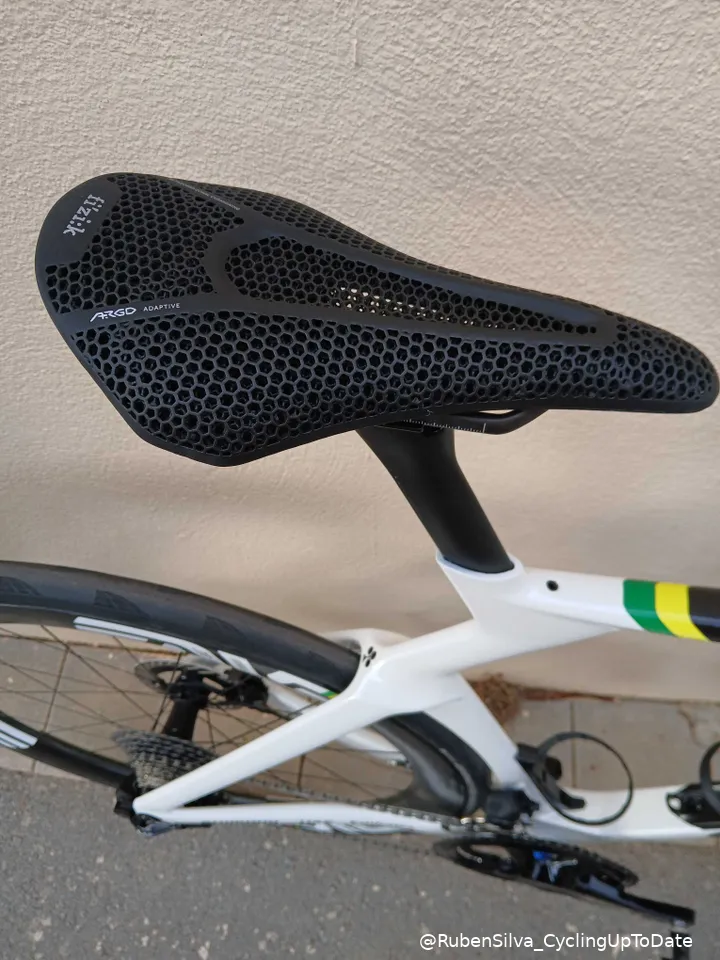 Hoewel Fizik vanaf 2025 teamsponsor wordt, was het zadel op 10 december al te zien op de nieuwe fiets van Tadej Pogacar.