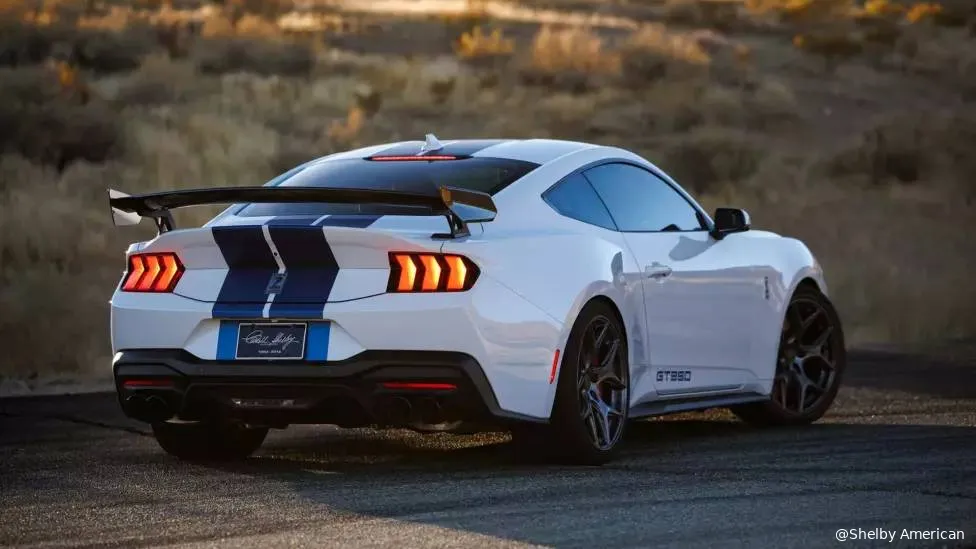 De achterkant van de Shelby GT350.