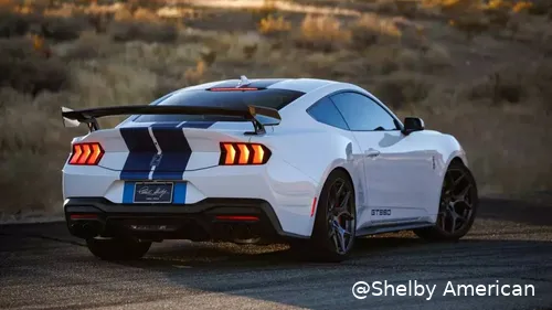 De achterkant van de Shelby GT350.