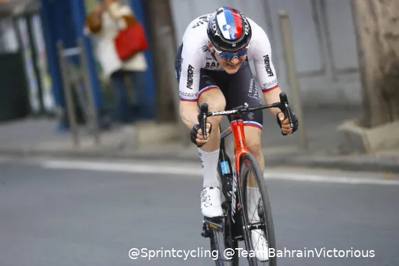 Matej Mohoric es célebre por sus ataques en descenso, a menudo al límite