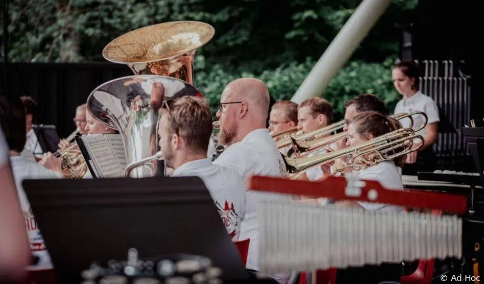 Zomerconcert Vakantieorkest Ad Hoc op Raadhuisplein Waalwijk