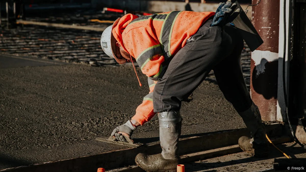 bouwvakker aan het werk