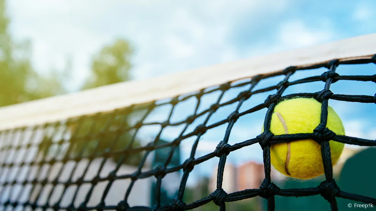 close upfoto van tennisbal die netto raken sport concept