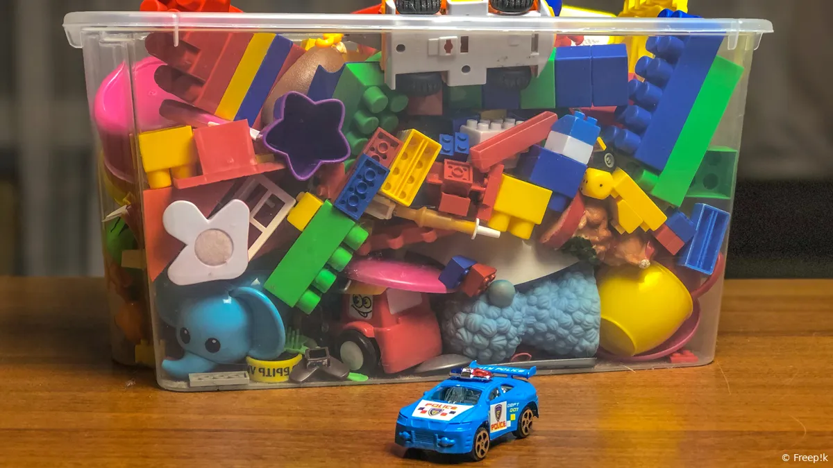 doos met kinderspeelgoed op tafel tijdens spelletjes