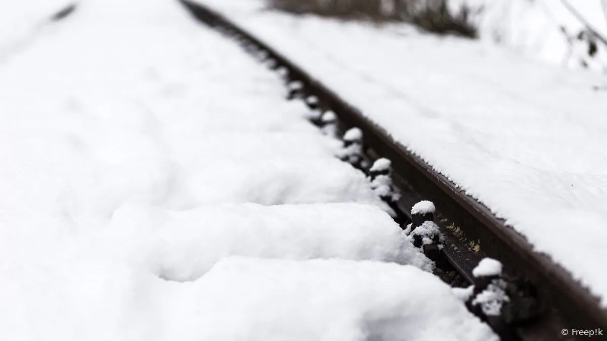 een spoorweg bedekt met gladde witte sneeuw