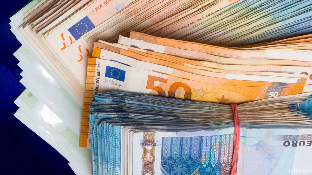 euro geld bankbiljetten stapel geld cash