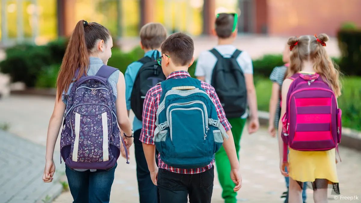 groep kinderen die samen naar school gaan