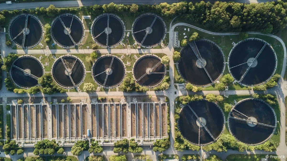 luchtfoto waterzuiveringsinstallatie