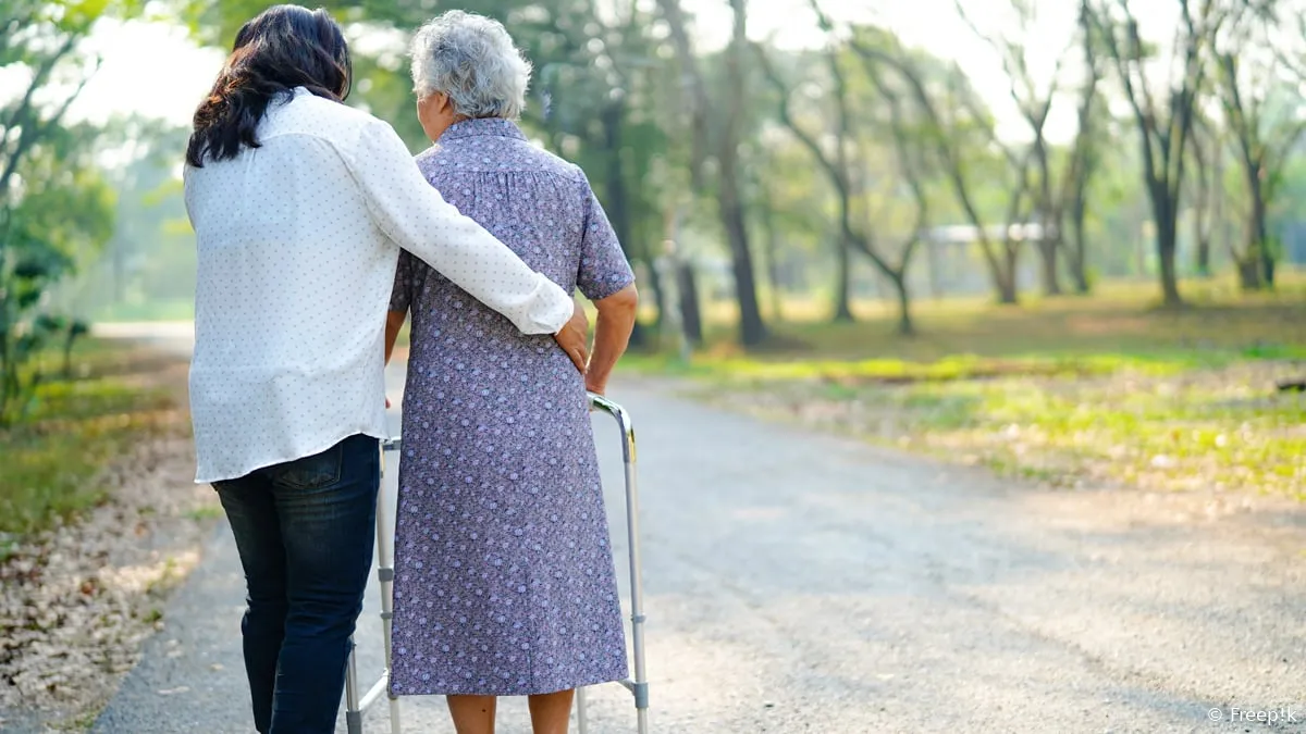 mantelzorg oudere vrouw achter looprek