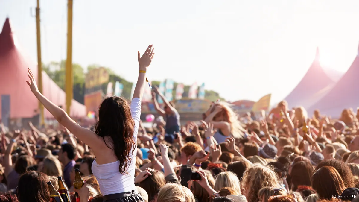 menigten genieten van zichzelf op outdoor music festival