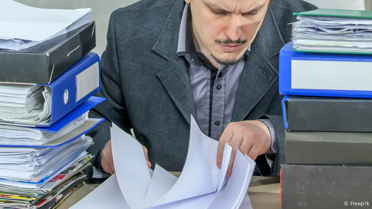 rekeningen administratie van een jonge zakenman die vanuit zijn kantoor werkt het concept van hard werken