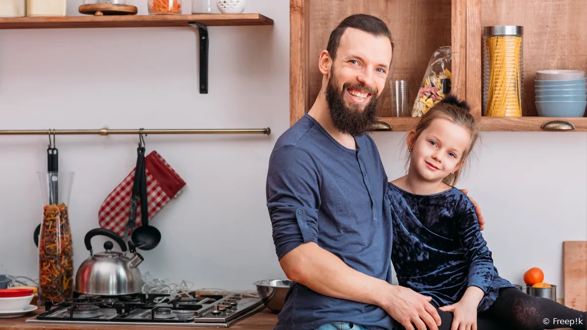 vader en dochter in keuken