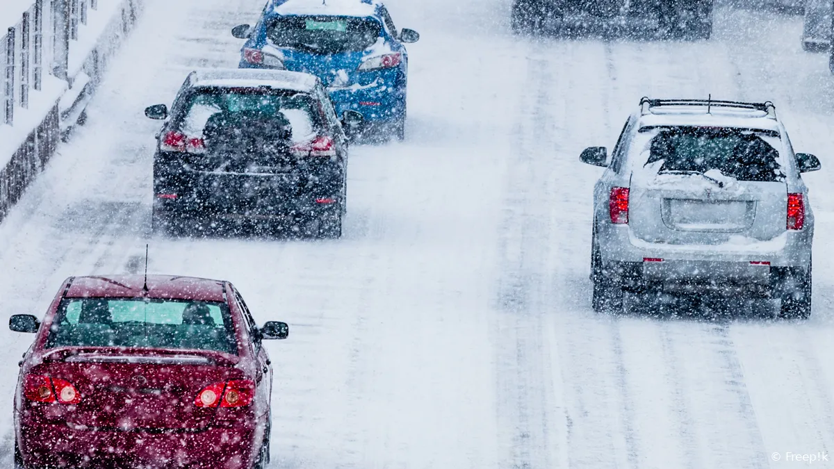 verkeer op besneeuwde snelweg