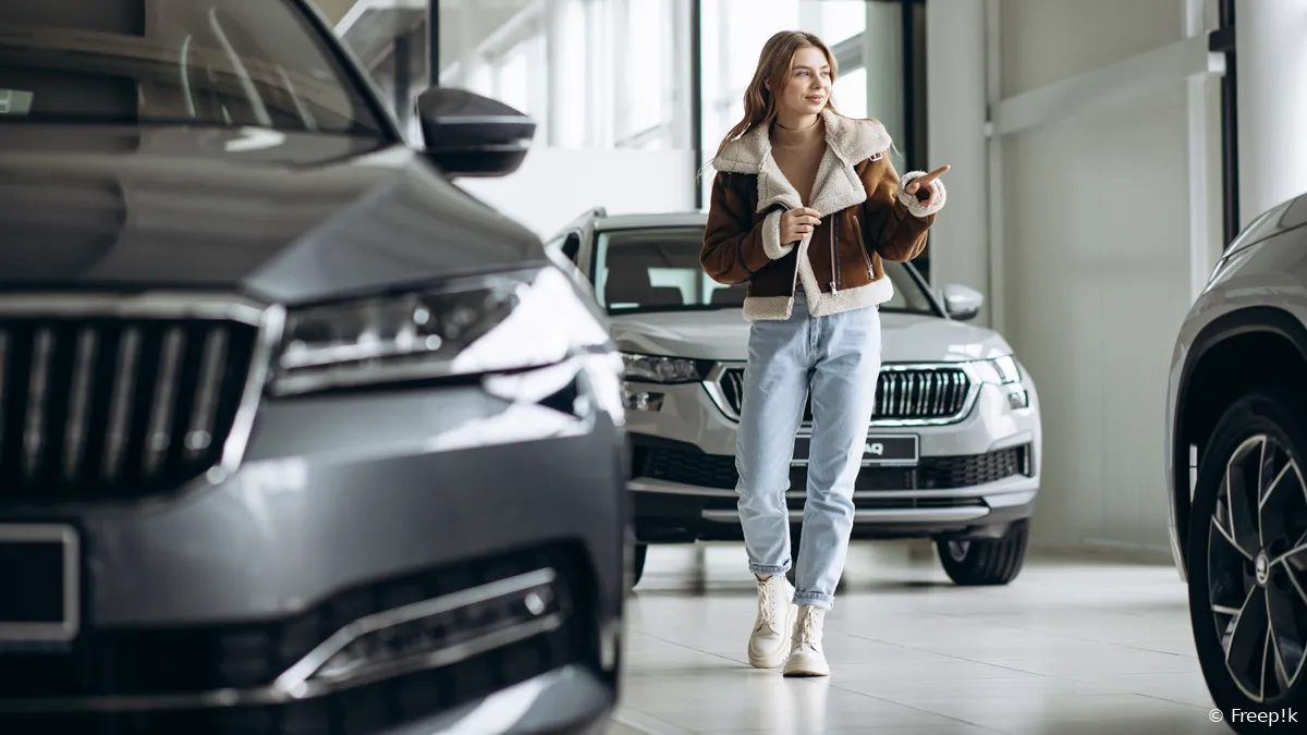 vrouw in autoshowroom