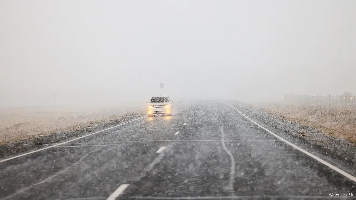 winter snelweg sneeuwval achtergrond mist slecht zicht