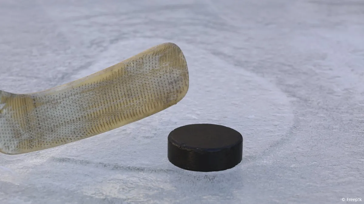 zwarte hockeypuck op ijs 1