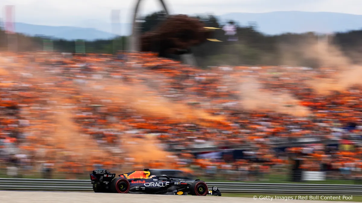 f1gp10 oostenrijk max verstappen voor tribune met supporters