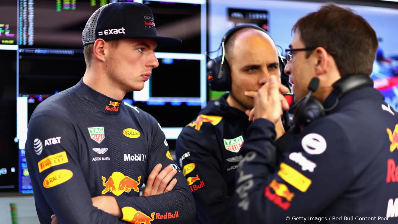 max verstappen in gesprek in de pitbox