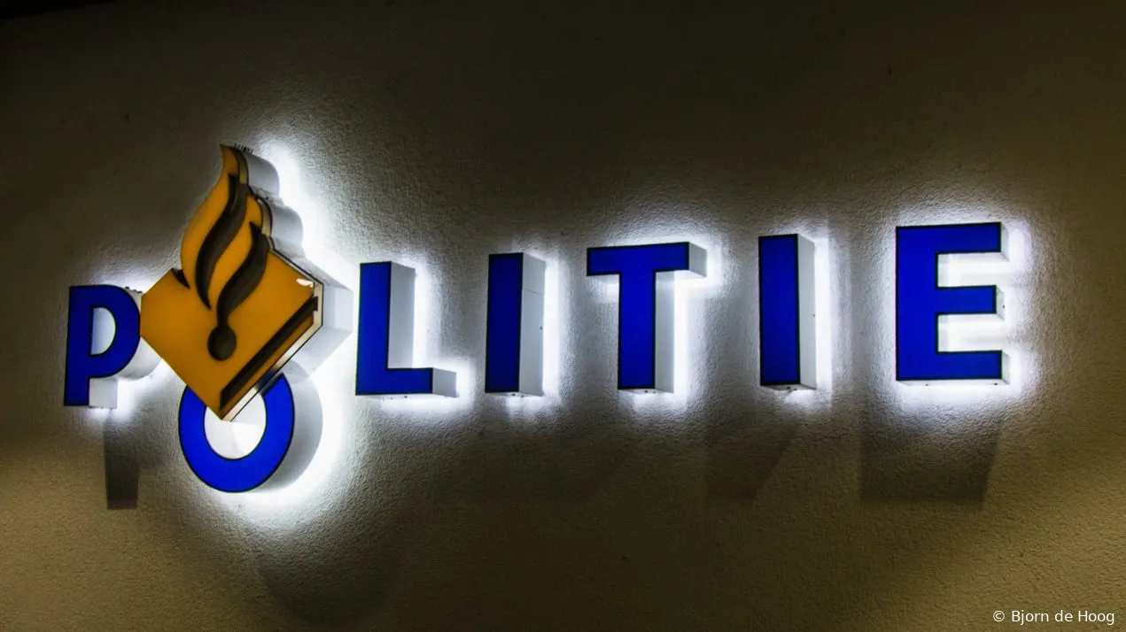 politie logo verlicht in donker foto bjorn de hoog