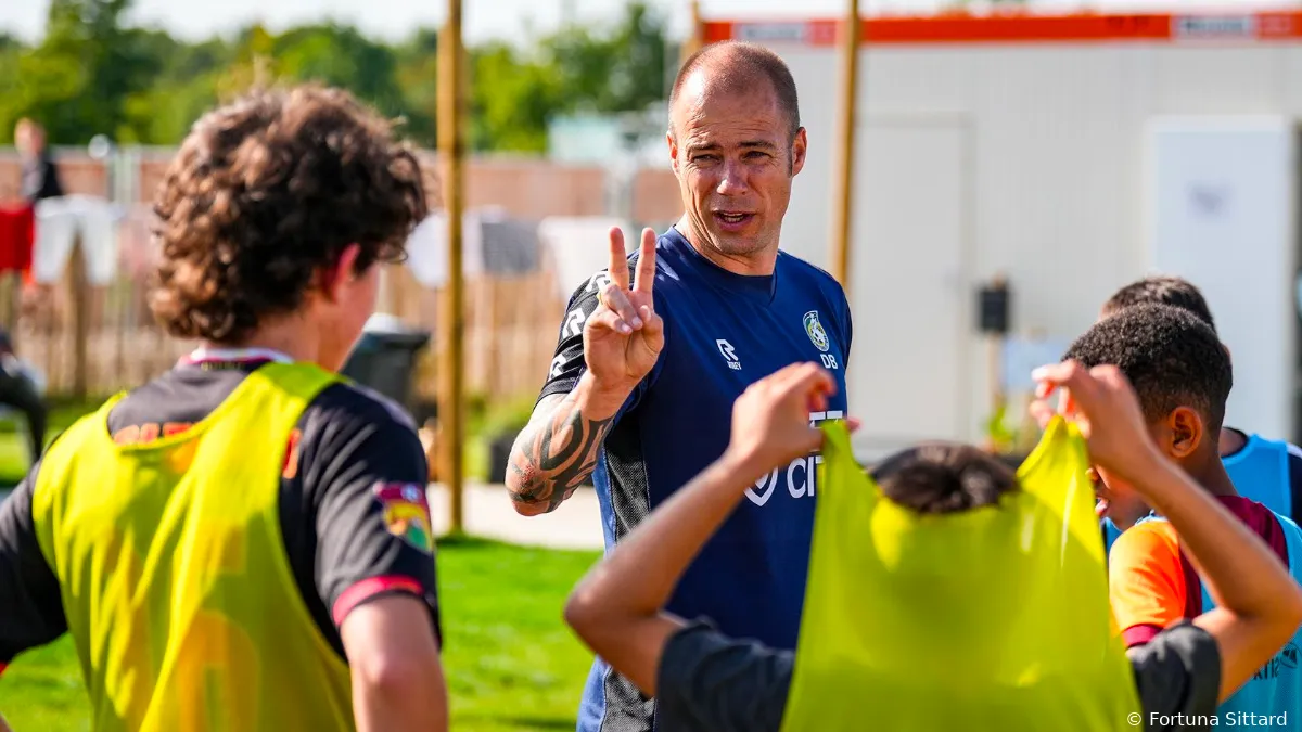 danny buijs voetbalclinic noodopvang asielzoekers sittard