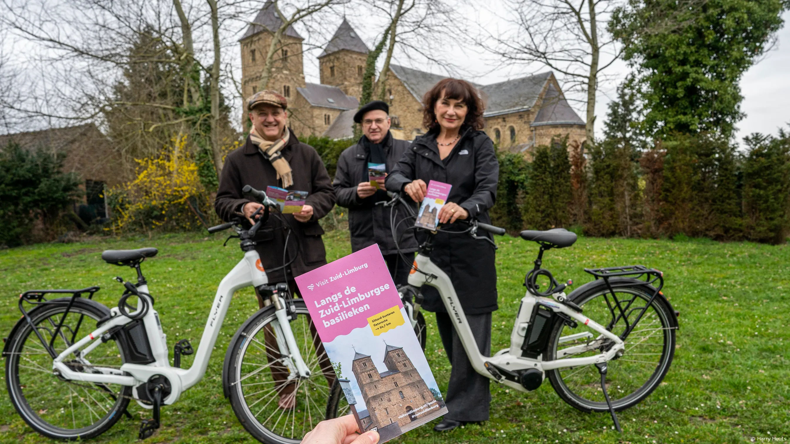 susteren amelberga basiliek nieuwe fietsroutes door anya niewierra overhandigd aan burgervader en deken harry heuts 1 lr