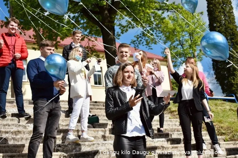 i dangu kilo daugu gimnazijos svajoniu balionai