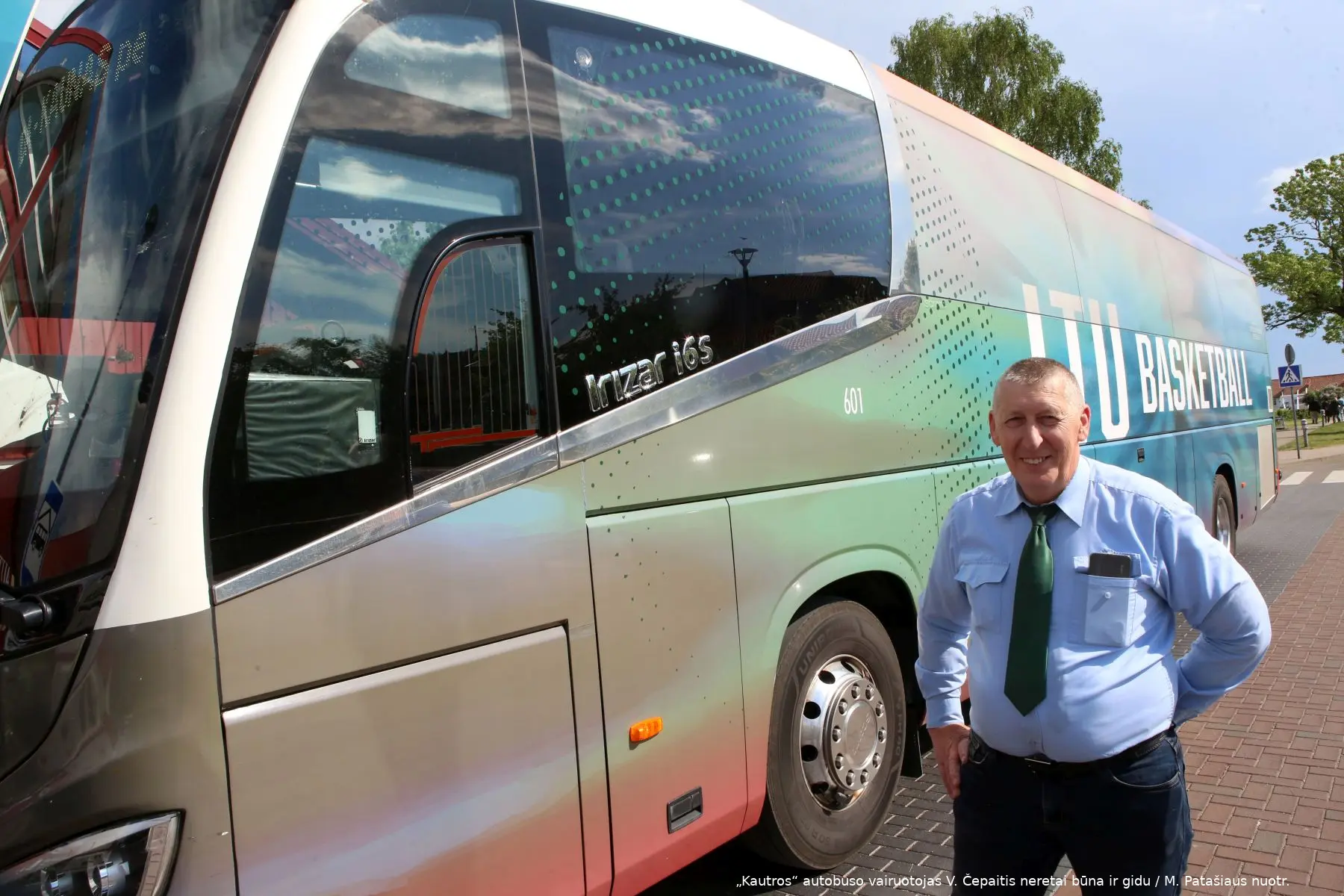 „Kautros“ autobuso vairuotojas V. Čepaitis neretai būna ir gidu / M. Patašiaus nuotr.