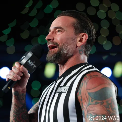 CM Punk als Gast-Ringrichter bei NXT (1.10.24)