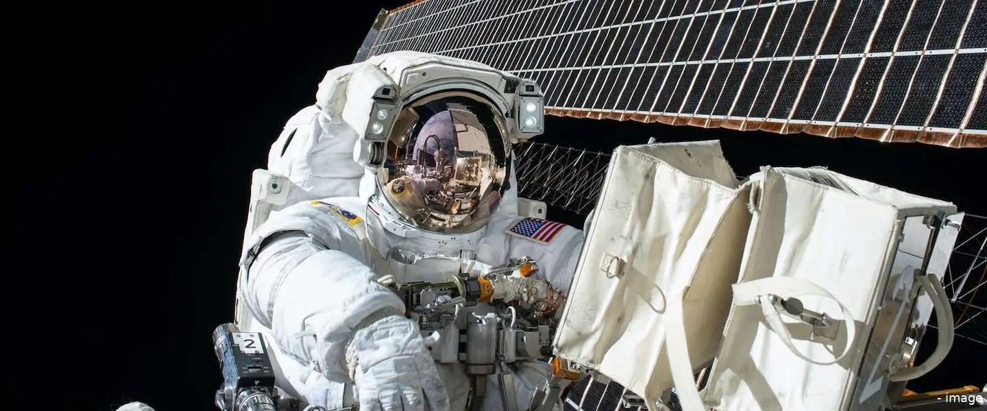 astronaut header 1