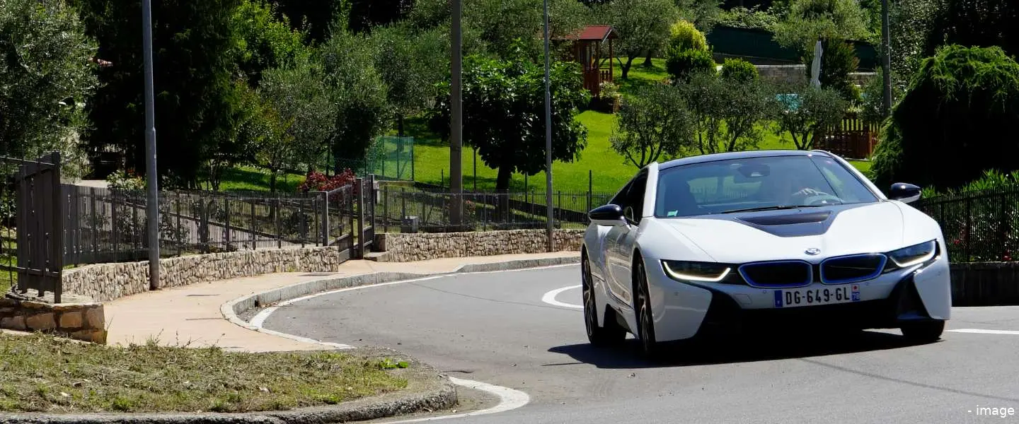 bmw i8 header