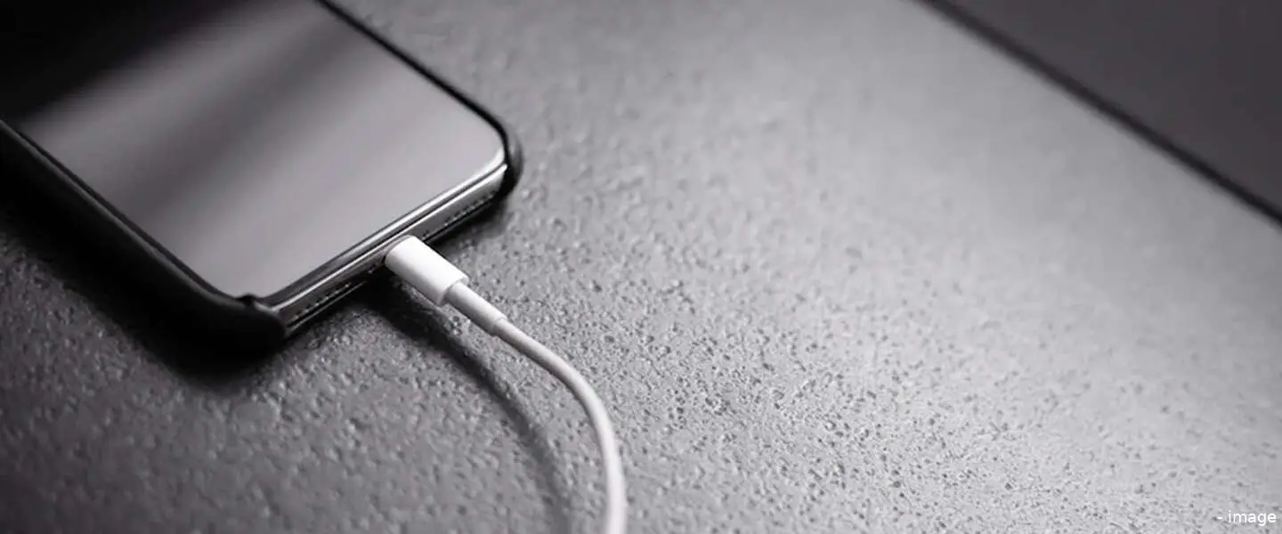 charging iphone