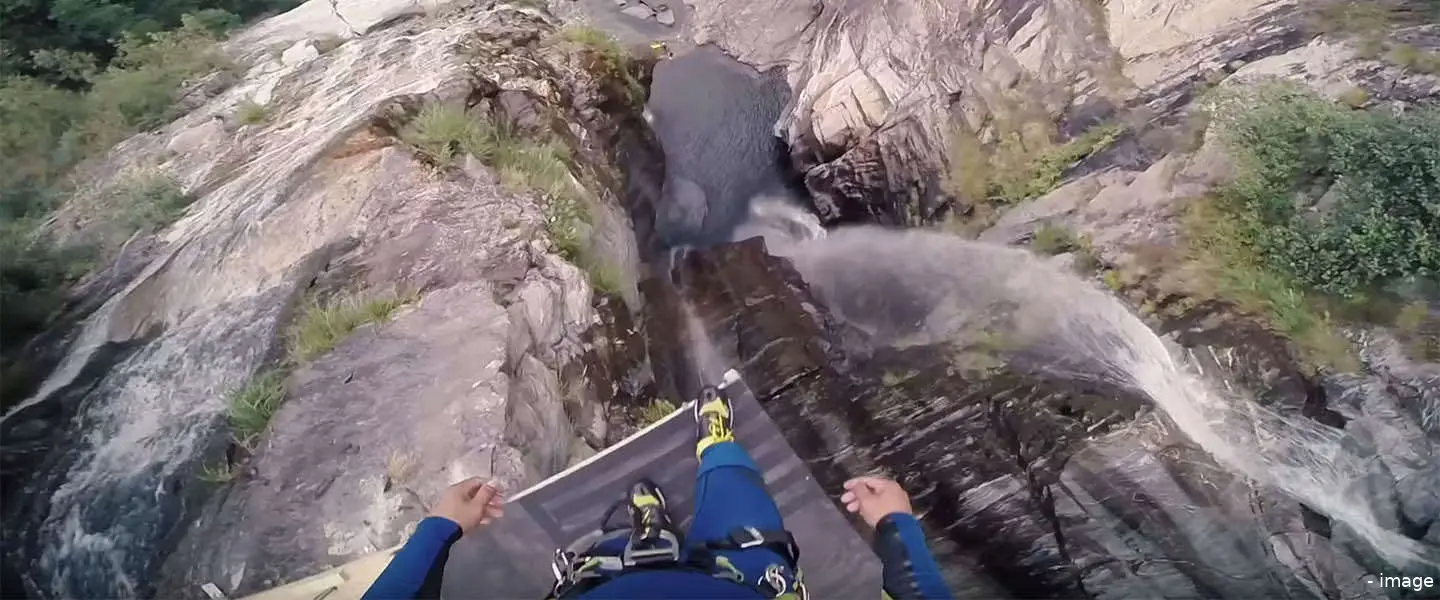 cliff jump bizar