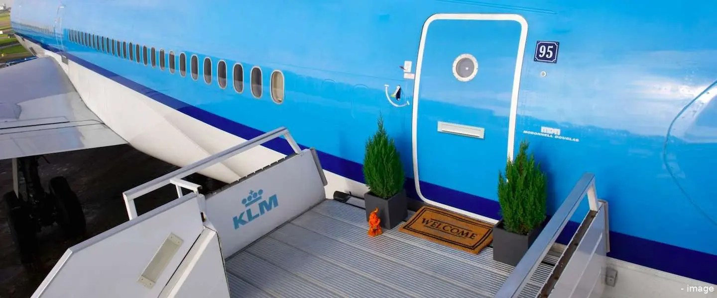 klm zet vliegtuig op airbnb