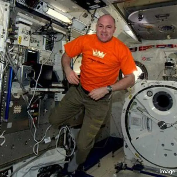 oranje boven in het ruimtestation